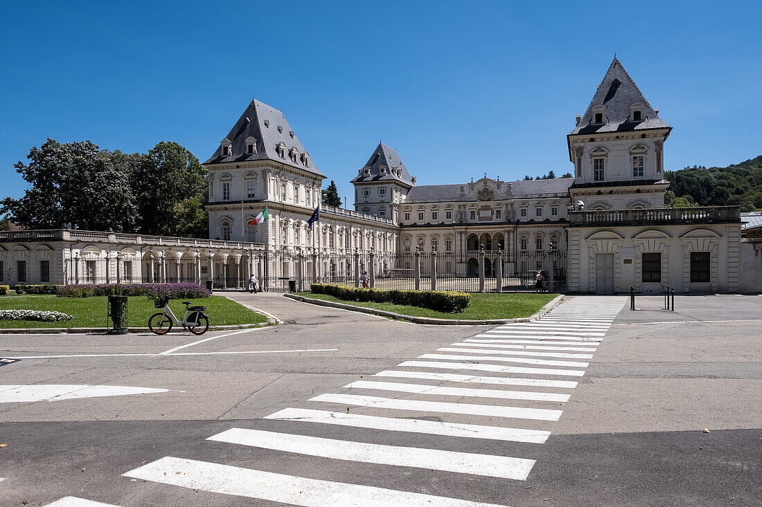 Blick auf das Schloss Valentino (Castello del Valentino), UNESCO-Weltkulturerbe, gelegen im Parco del Valentino, dem Sitz der Architekturfakultät der Polytechnischen Universität Turin, Turin, Piemont, Italien, Europa