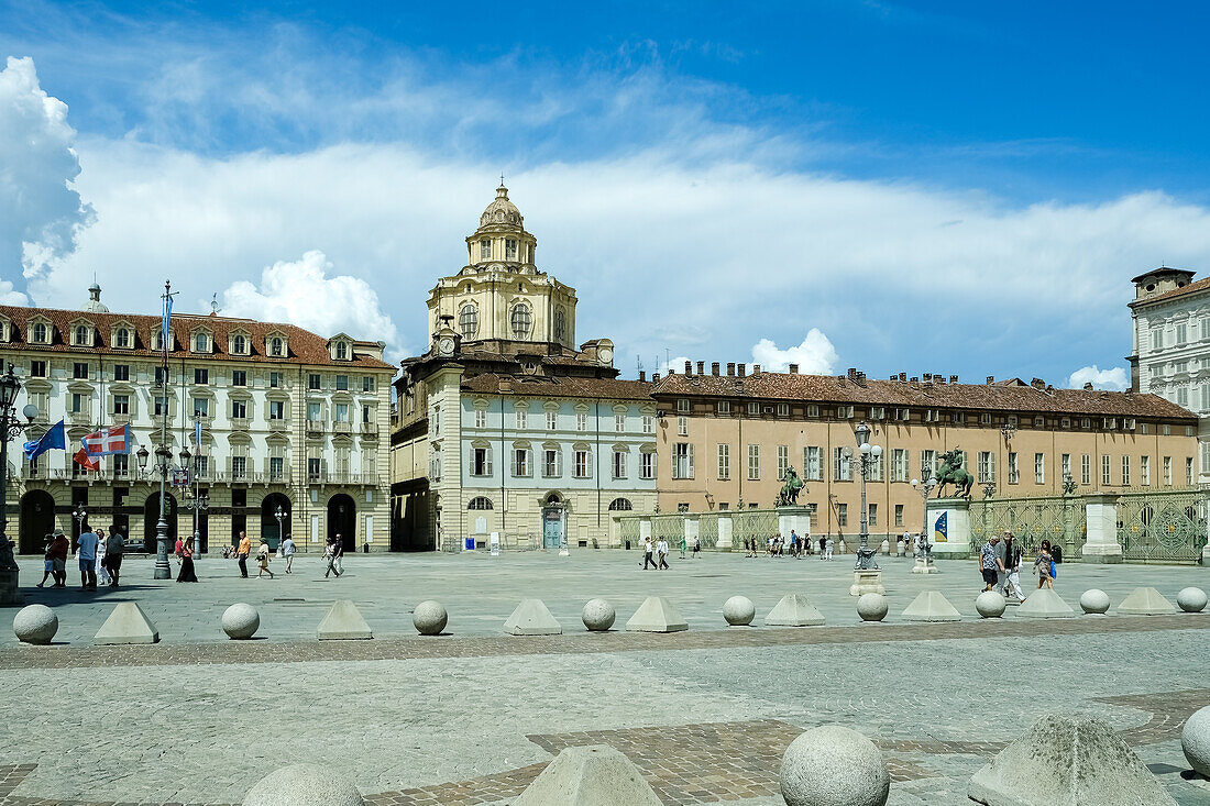 Blick auf die Piazza Castello, einen prominenten Platz mit mehreren bedeutenden architektonischen Komplexen und einer Reihe von eleganten Säulengängen und Fassaden, Turin, Piemont, Italien, Europa