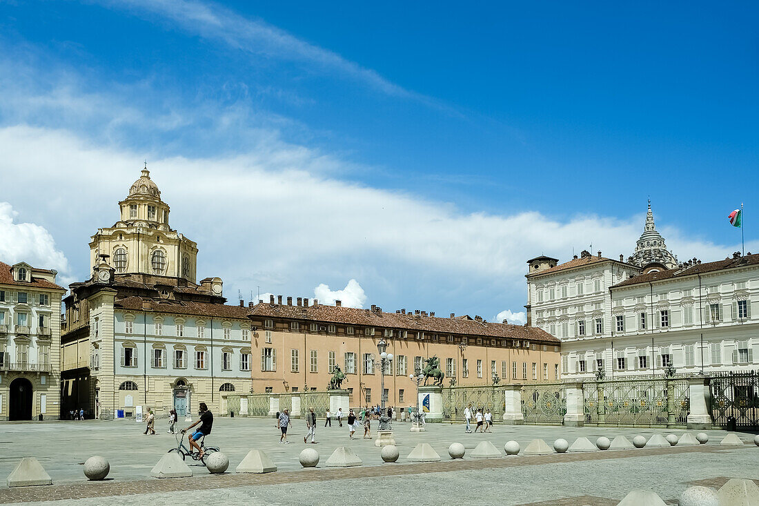 Blick auf die Piazza Castello, einen prominenten Platz mit mehreren bedeutenden architektonischen Komplexen und einer Reihe von eleganten Säulengängen und Fassaden, Turin, Piemont, Italien, Europa