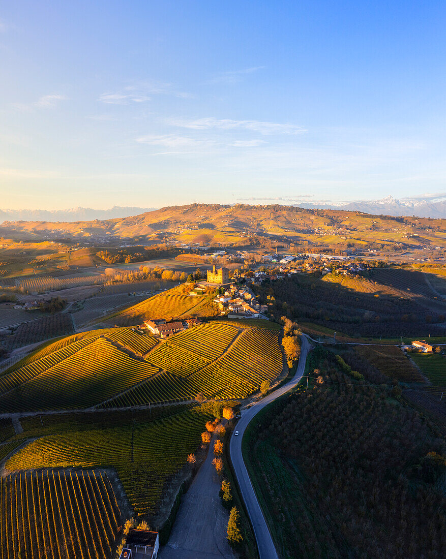 Luftaufnahme von Grinzane Cavour bei Sonnenaufgang im Herbst, Cuneo, Langhe und Roero, Piemont, Italien, Europa