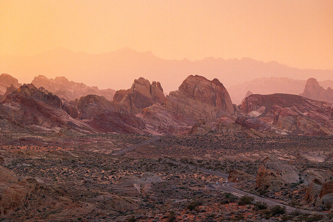 Eine majestätische Straße, die das wunderschöne Valley of Fire durchquert, Nevada, Vereinigte Staaten von Amerika, Nordamerika