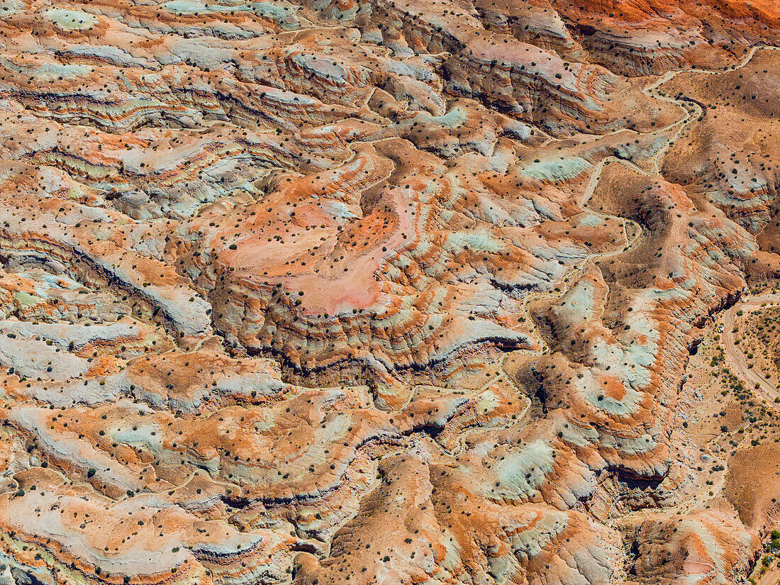 Abstrakte Luftaufnahme einer Drohne von einem Wüstengebiet in der Nähe des Goblin Valley National Park an einem sonnigen Sommertag, Utah, Vereinigte Staaten von Amerika, Nordamerika