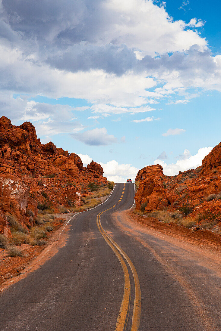 Eine majestätische Straße, die das wunderschöne Valley of Fire durchquert, Nevada, Vereinigte Staaten von Amerika, Nordamerika