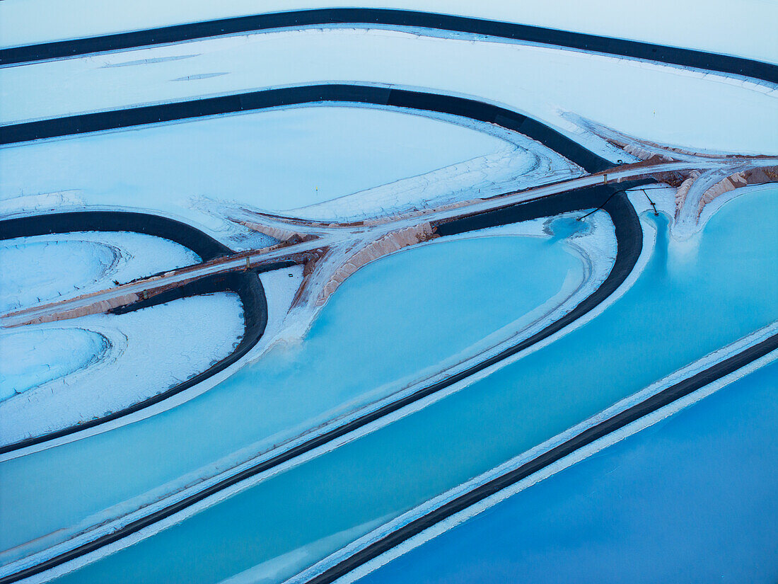 Abstrakte Luftaufnahme einer Drohne vom Potash Pond an einem Sommertag, Moab, Utah, Vereinigte Staaten von Amerika, Nordamerika