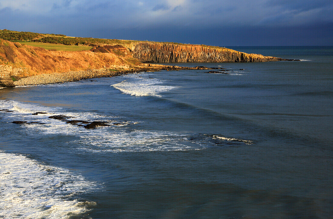 Whin Sill Felsvorsprung, Northumberland Küste, England, Vereinigtes Königreich, Europa