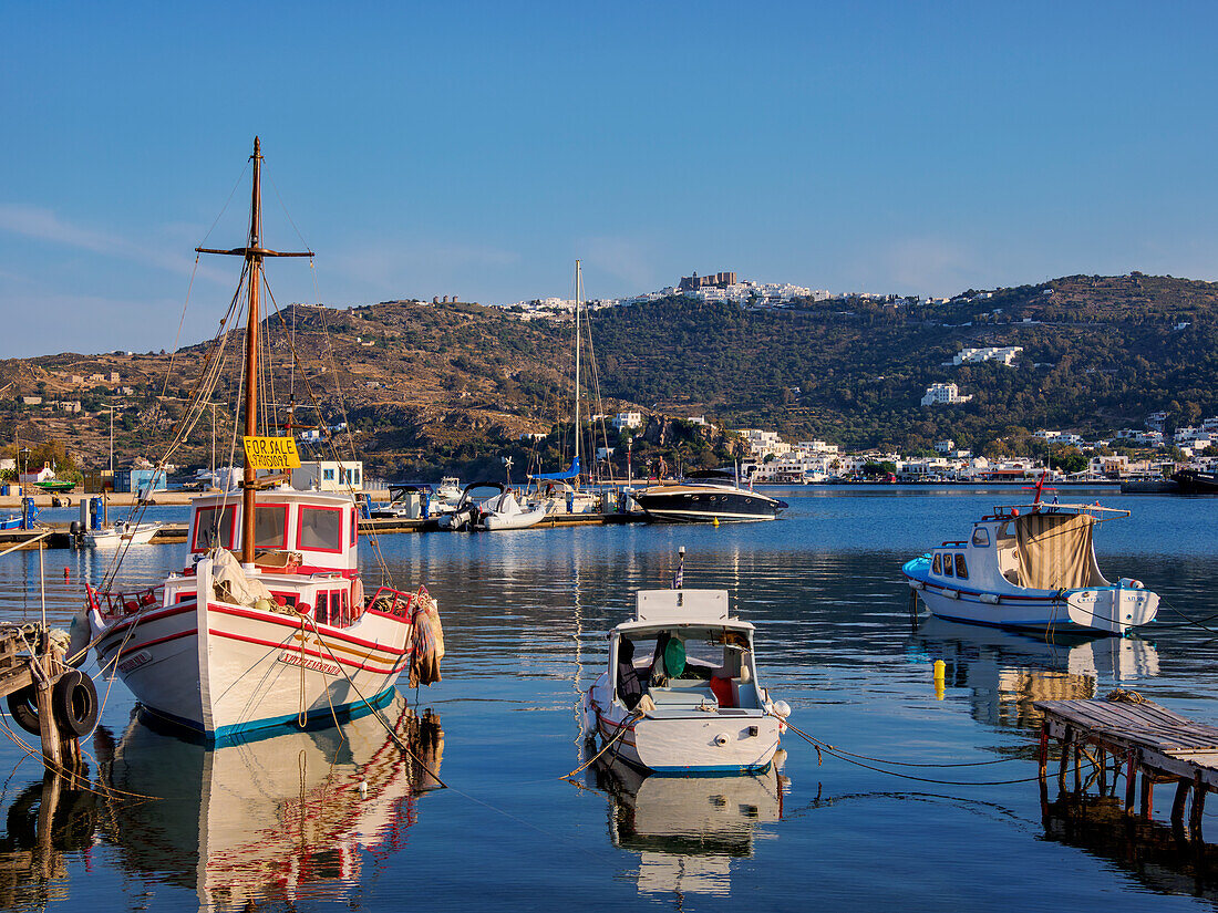 Blick über den Hafen von Skala in Richtung des Klosters des Heiligen Johannes des Theologen und der Chora von Patmos, Insel Patmos, Dodekanes, Griechische Inseln, Griechenland, Europa