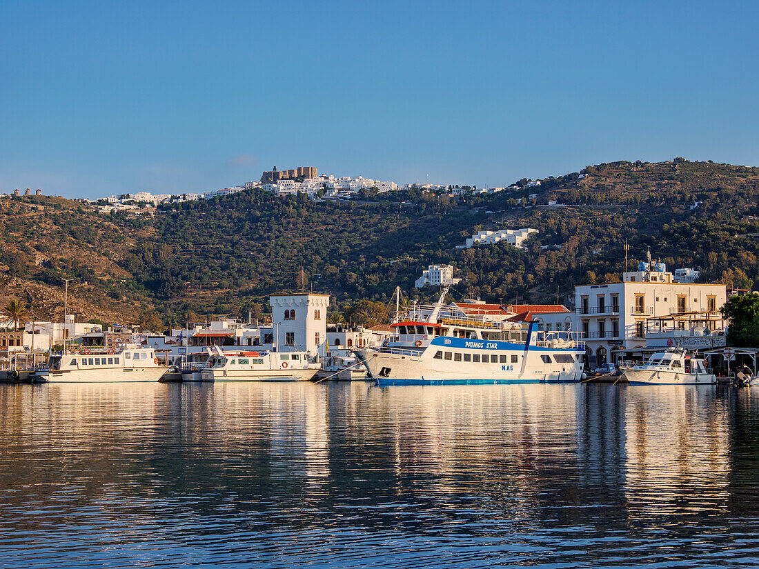 Blick über den Hafen von Skala in Richtung des Klosters des Heiligen Johannes des Theologen und der Chora von Patmos, Insel Patmos, Dodekanes, Griechische Inseln, Griechenland, Europa