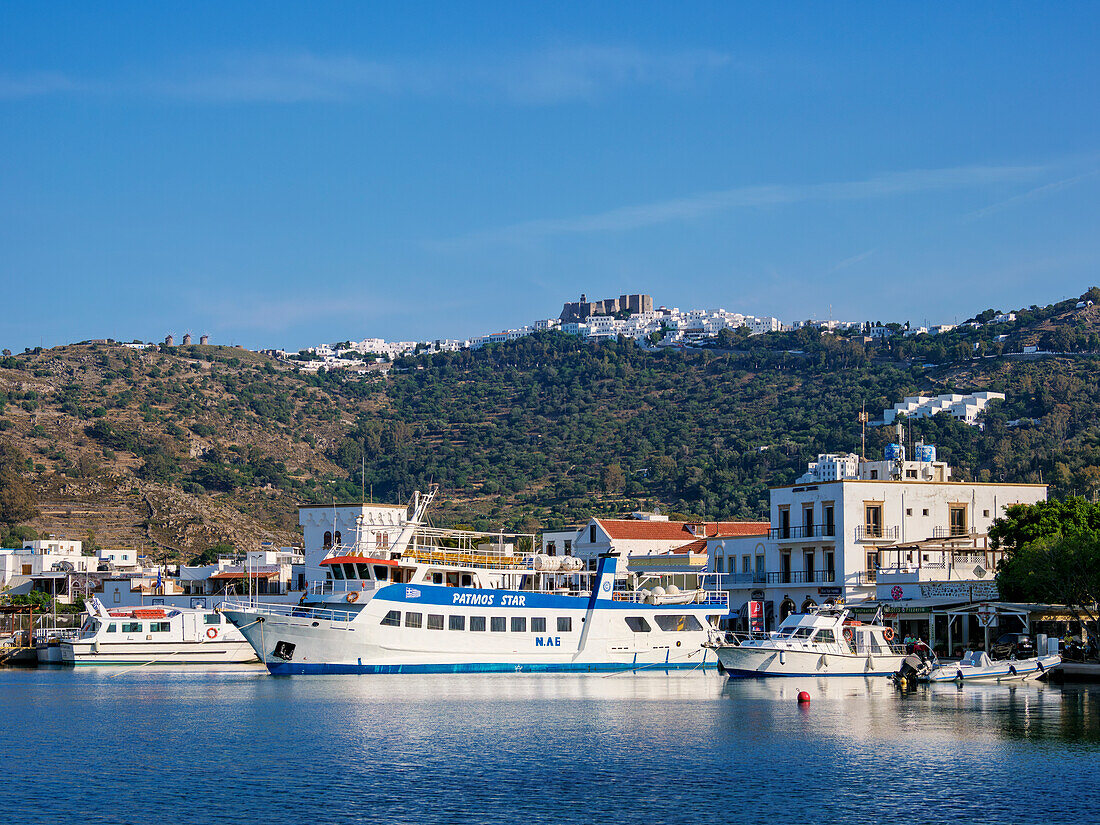 Blick über den Hafen von Skala in Richtung des Klosters des Heiligen Johannes des Theologen und der Chora von Patmos, Insel Patmos, Dodekanes, Griechische Inseln, Griechenland, Europa