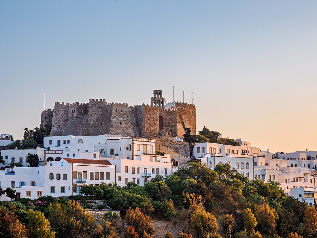 Kloster des Heiligen Johannes des Theologen bei Sonnenuntergang, Patmos Chora, UNESCO-Weltkulturerbe, Insel Patmos, Dodekanes, Griechische Inseln, Griechenland, Europa