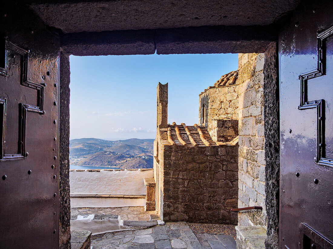 Kirche am Eingang des Klosters des Heiligen Johannes des Theologen, Patmos Chora, Insel Patmos, Dodekanes, Griechische Inseln, Griechenland, Europa