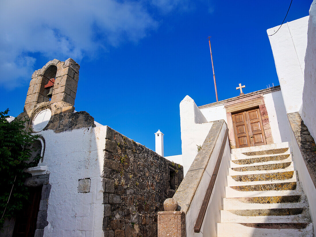 Weißgetünchte Kirchen von Patmos Chora, Blick von unten, Insel Patmos, Dodekanes, Griechische Inseln, Griechenland, Europa