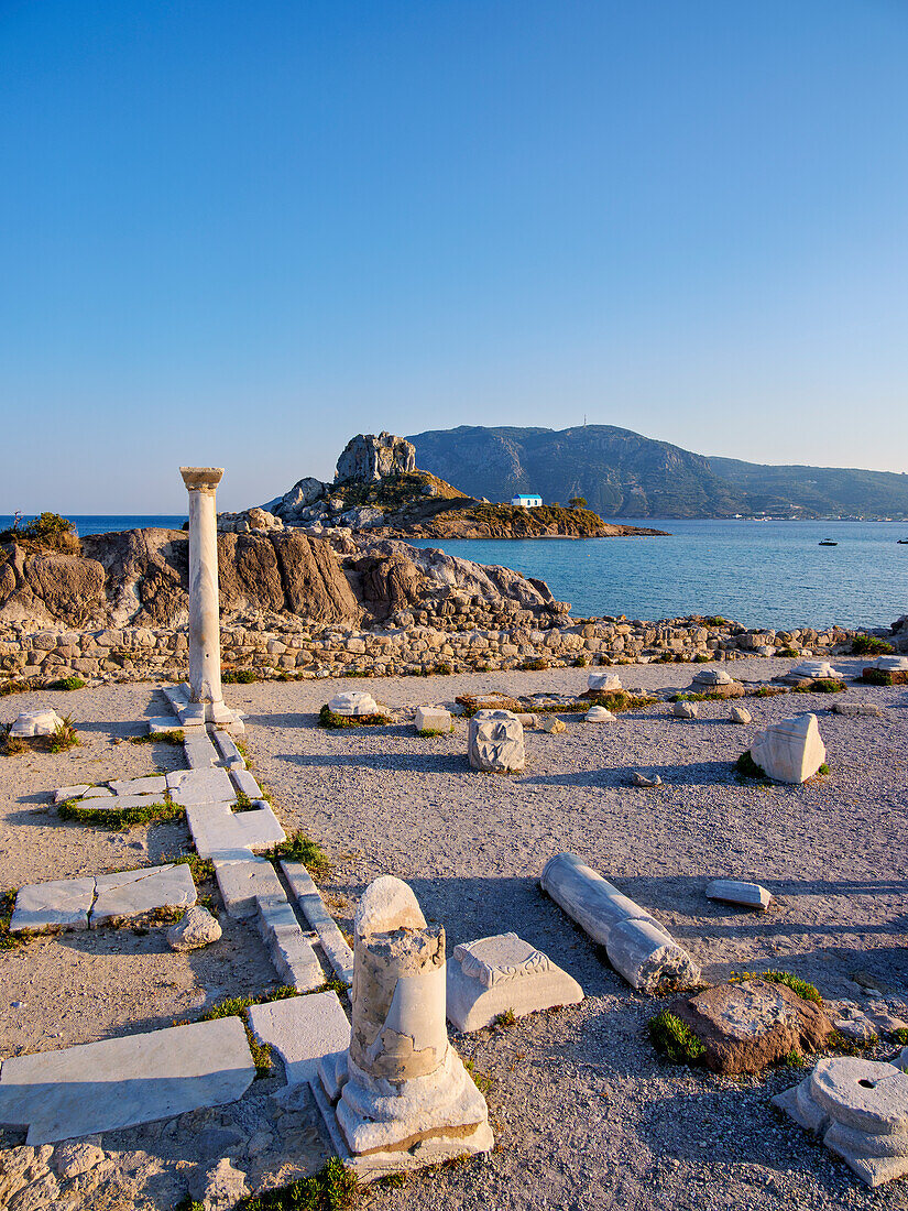 Ruinen der Basilika St. Stefanos und die Insel Kastri bei Sonnenuntergang, Agios Stefanos Strand, Insel Kos, Dodekanes, Griechische Inseln, Griechenland, Europa