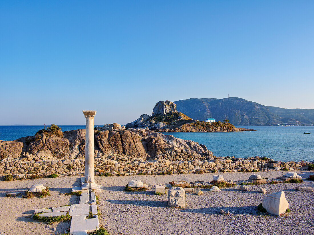 Ruinen der Basilika St. Stefanos und die Insel Kastri bei Sonnenuntergang, Agios Stefanos Strand, Insel Kos, Dodekanes, Griechische Inseln, Griechenland, Europa