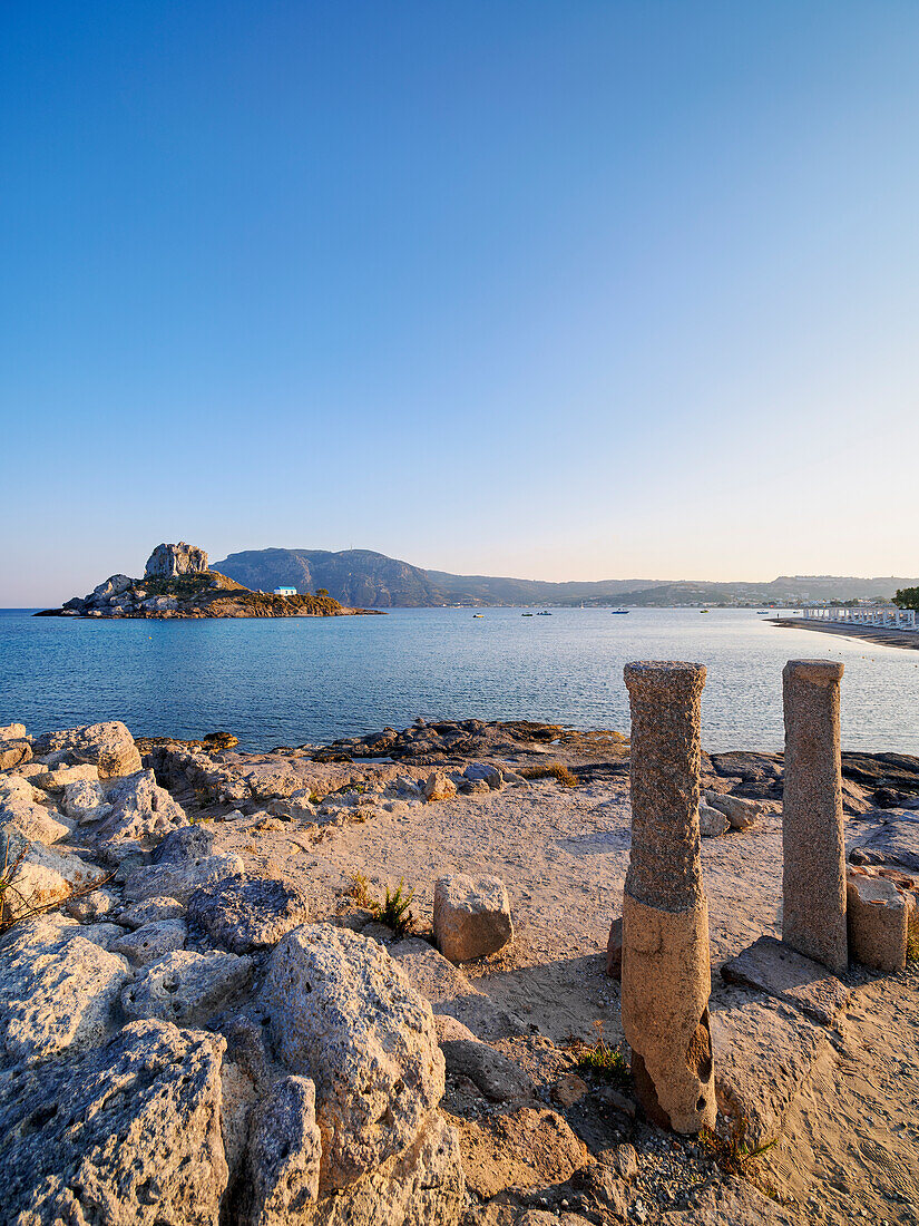 Ruinen der Basilika St. Stefanos und die Insel Kastri bei Sonnenuntergang, Agios Stefanos Strand, Insel Kos, Dodekanes, Griechische Inseln, Griechenland, Europa