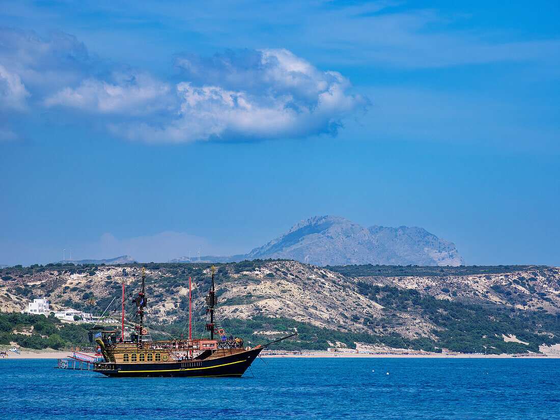 Stilisiertes Touristenschiff am Paradiesstrand, Insel Kos, Dodekanes, Griechische Inseln, Griechenland, Europa