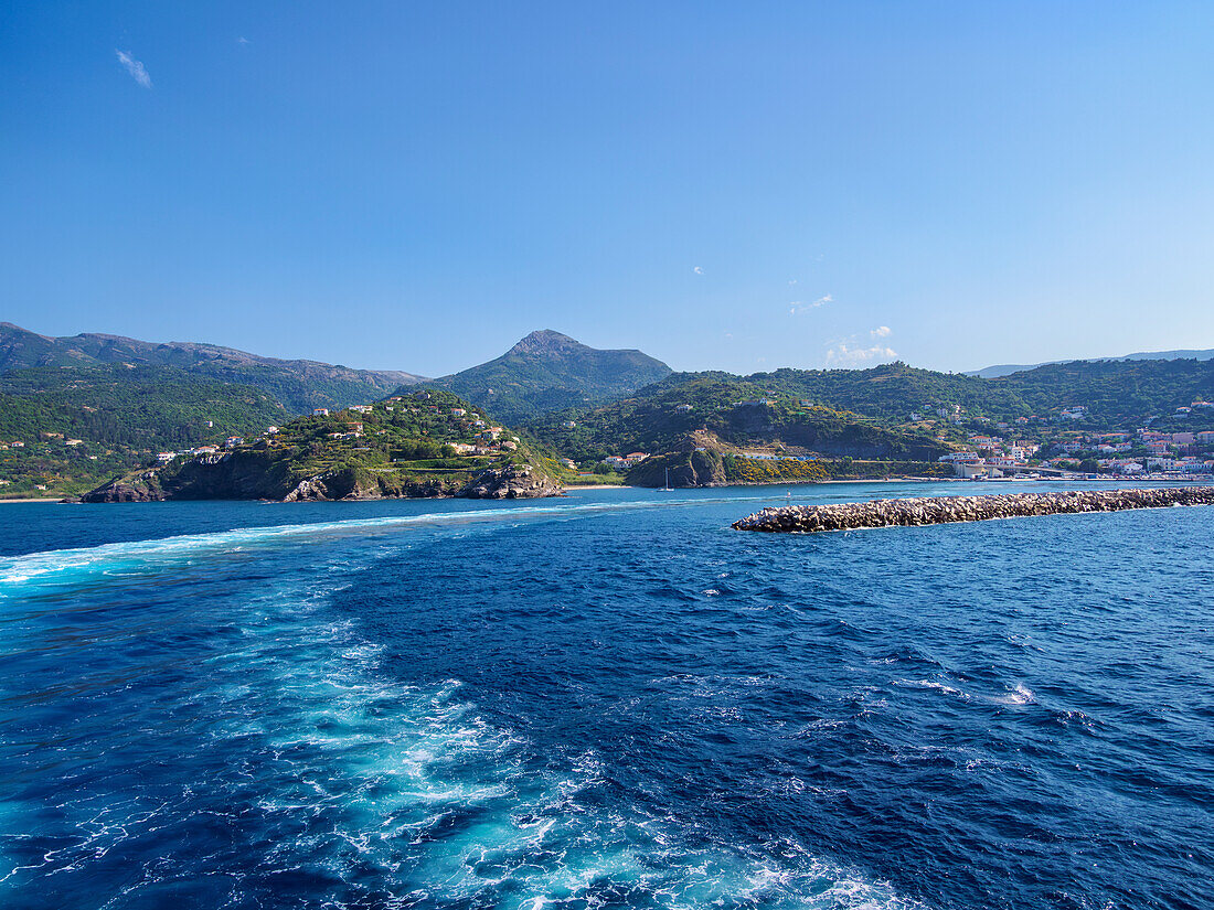 Fähre beim Verlassen des Hafens von Evdilos, Insel Ikaria, Nord-Ägäis, Griechische Inseln, Griechenland, Europa