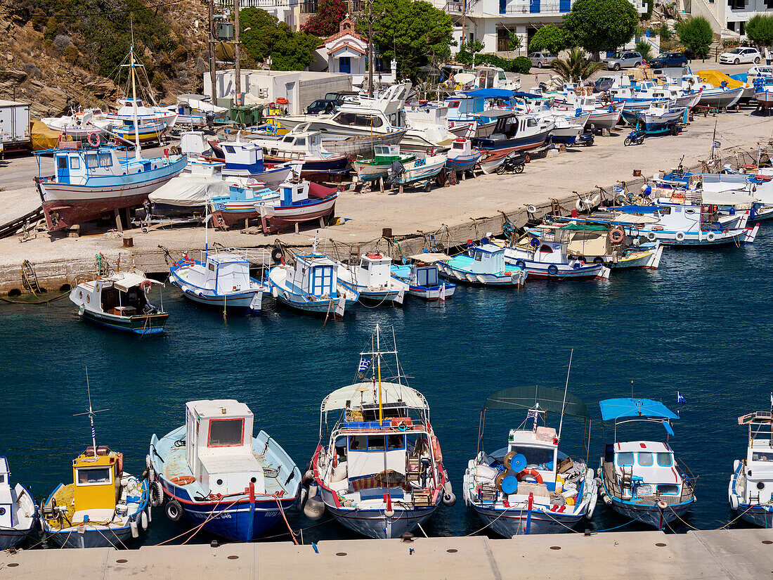 Fischerboote im Hafen von Fournoi, Blick von oben, Insel Fournoi, Nord-Ägäis, Griechische Inseln, Griechenland, Europa