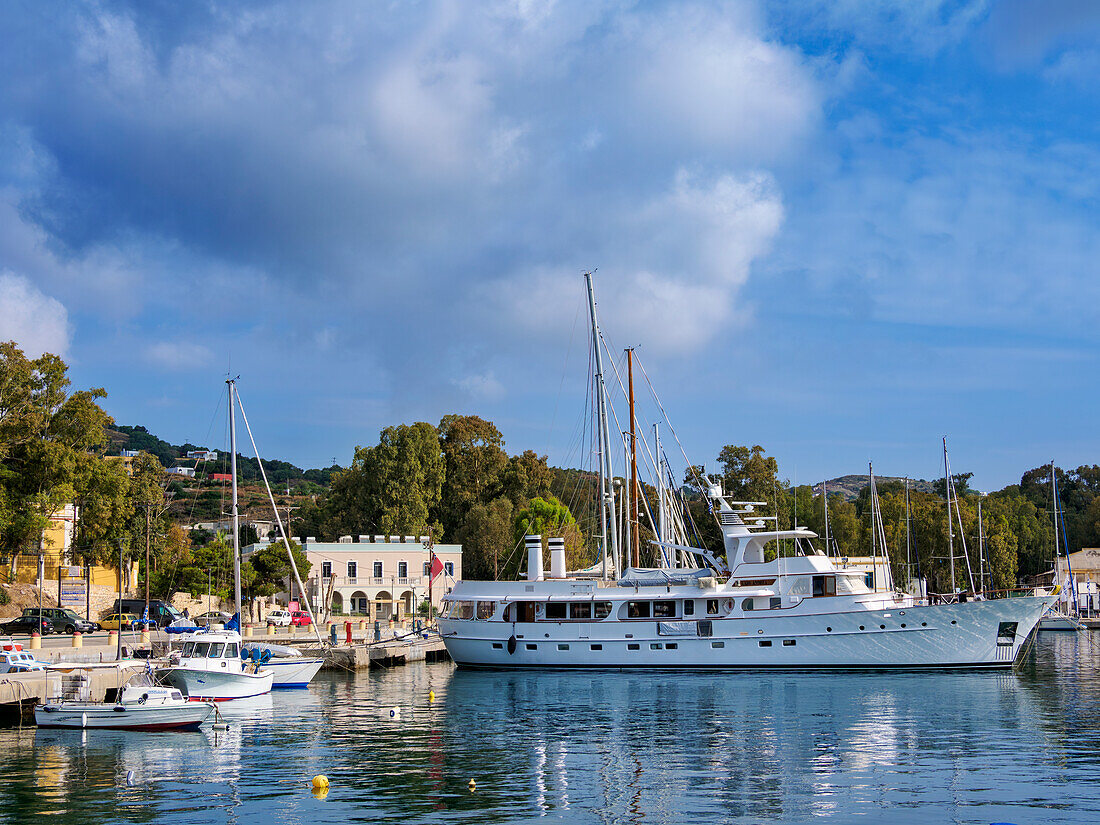 Hafen in Lakki Stadt, Insel Leros, Dodekanes, Griechische Inseln, Griechenland, Europa