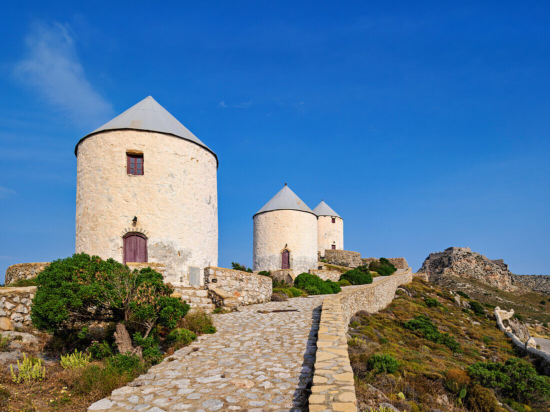 Windmühlen von Pandeli mit mittelalterlicher Burg im Hintergrund, Insel Leros, Dodekanes, Griechische Inseln, Griechenland, Europa