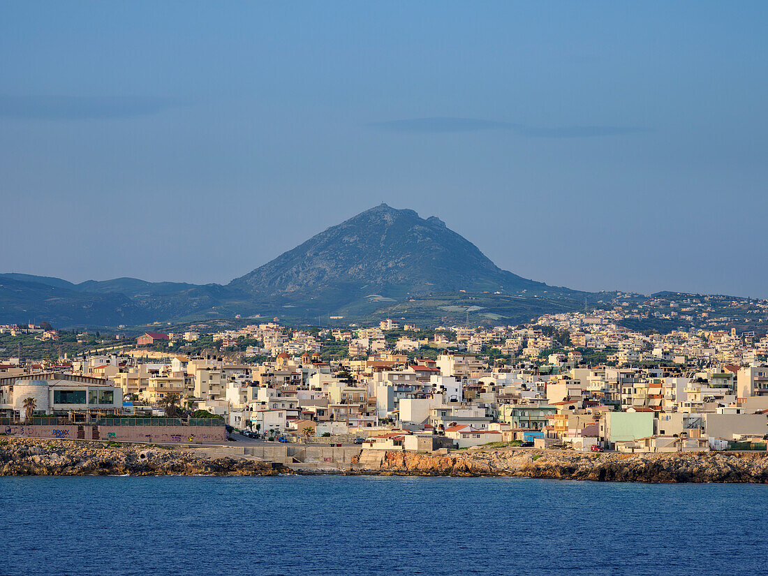 Stadt Heraklion vom Meer aus gesehen bei Sonnenaufgang, Kreta, Griechische Inseln, Griechenland, Europa