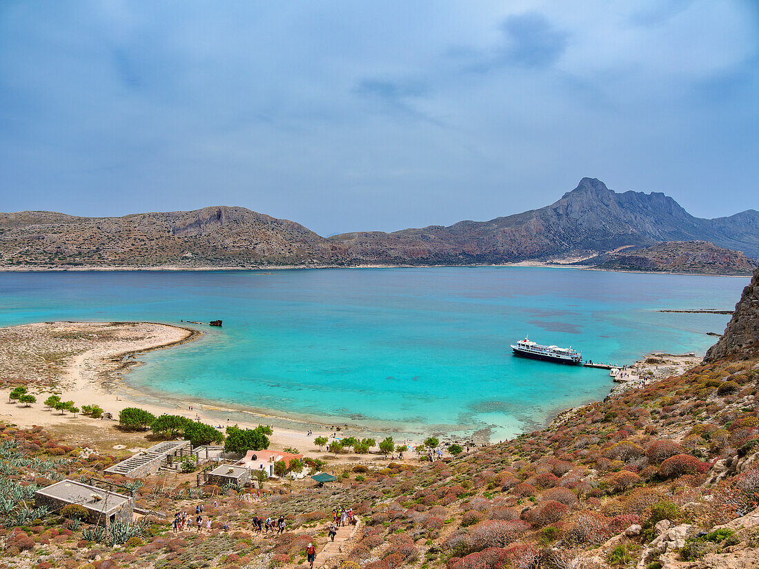 Fährboot an der Küste von Imeri Gramvousa, Region Chania, Kreta, Griechische Inseln, Griechenland, Europa