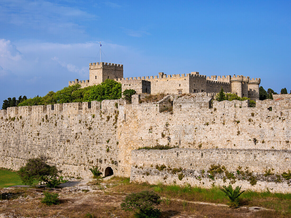 Defensive Wall and Palace of the Grand Master of the Knights of Rhodes, UNESCO World Heritage Site, Medieval Old Town, Rhodes City, Rhodes Island, Dodecanese, Greek Islands, Greece, Europe