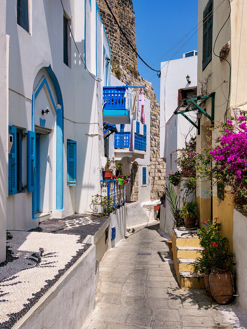 Straße der Stadt Mandraki, Insel Nisyros, Dodekanes, Griechische Inseln, Griechenland, Europa