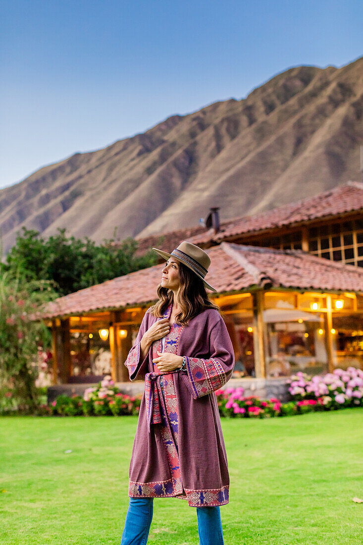 Frau im heiligen Tal, Peru, Südamerika