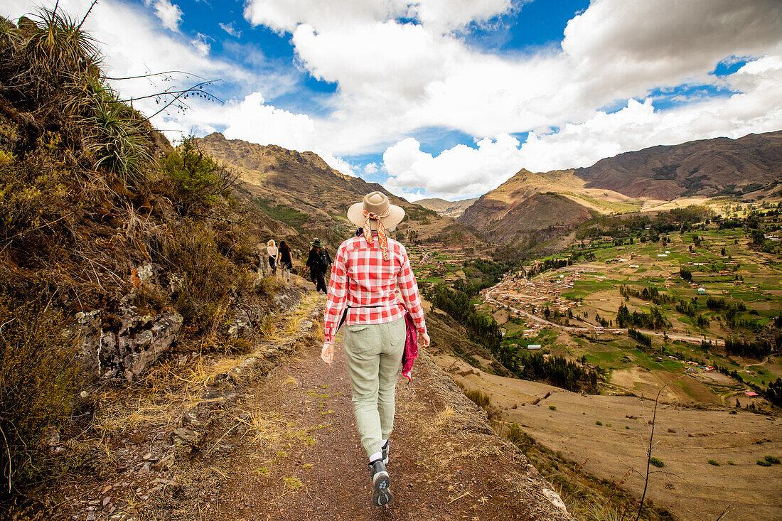 Frau wandert entlang der Wanderwege, Heiliges Tal, Peru, Südamerika