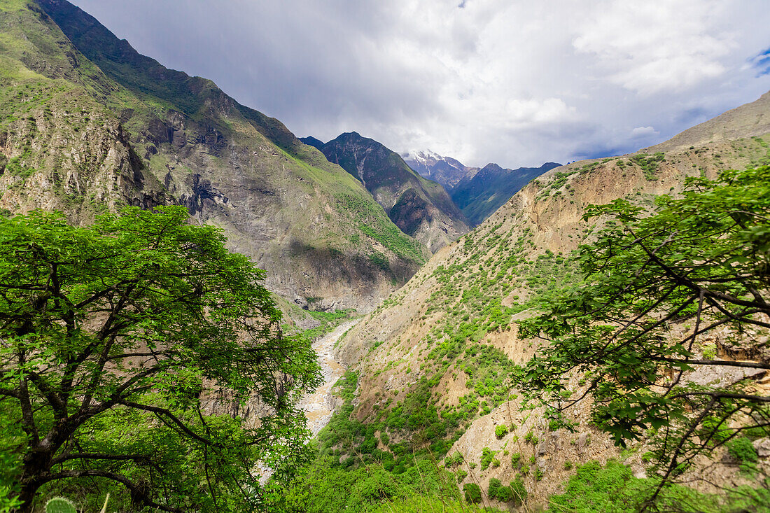 Landschaft entlang des Choquequirao-Pfads, Peru, Südamerika