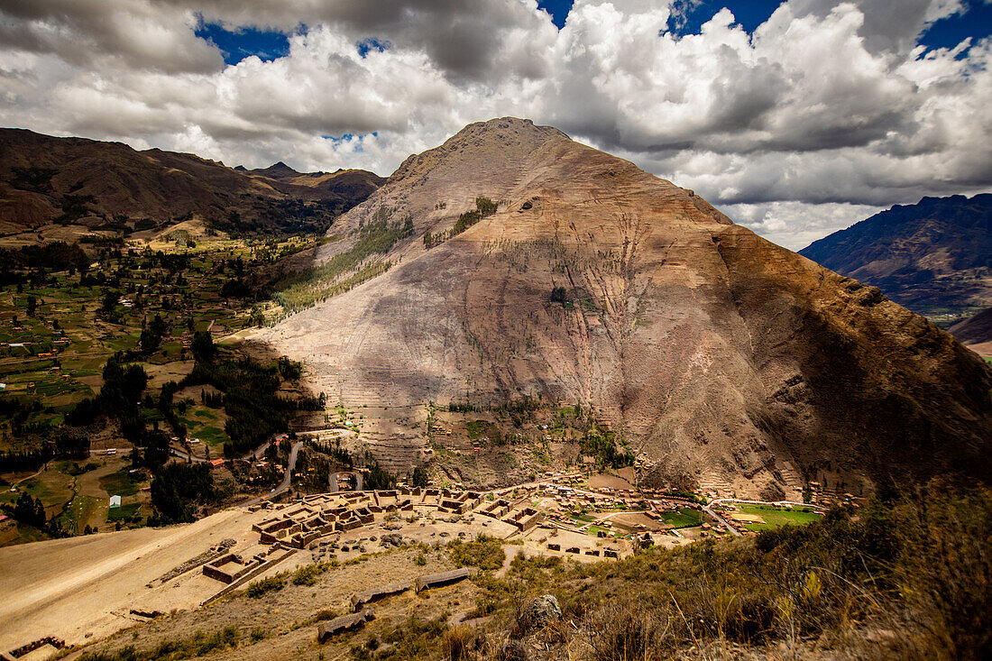 Pisaq-Ruinen aus der Ferne, Heiliges Tal, Peru, Südamerika
