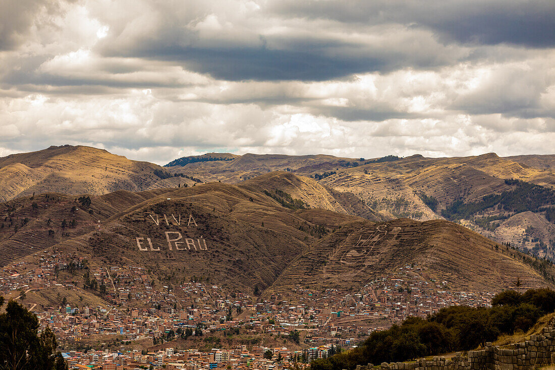 Viva el Peru am Fuße eines Hügels in Cusco, Peru, Südamerika