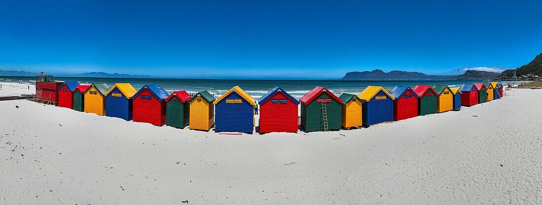 Panorama der bunten Strandhütten am Strand von Muizenberg, Kapstadt, Südafrika, Afrika