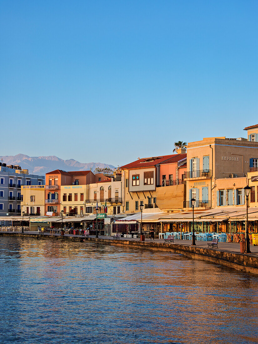 Altstadt am Wasser bei Sonnenaufgang, Stadt Chania, Kreta, Griechische Inseln, Griechenland, Europa