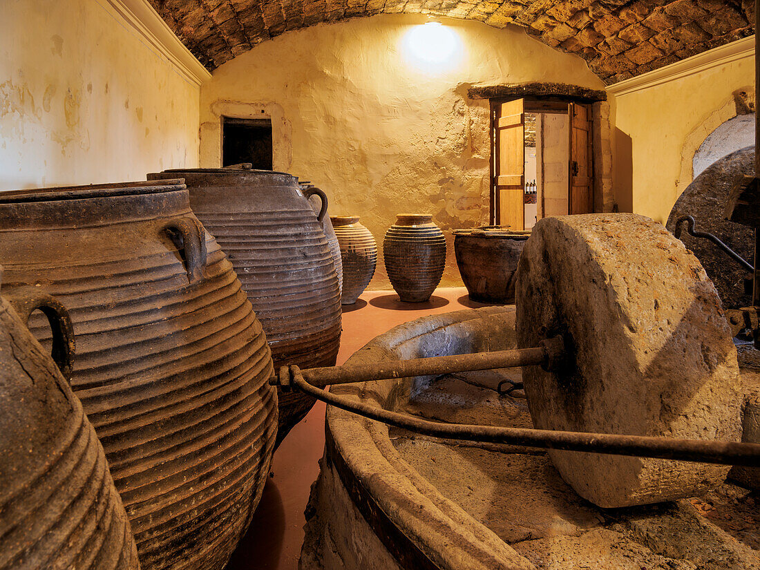 Weinkeller des Klosters Agia Triada, Innenraum, Halbinsel Akrotiri, Region Chania, Kreta, Griechische Inseln, Griechenland, Europa