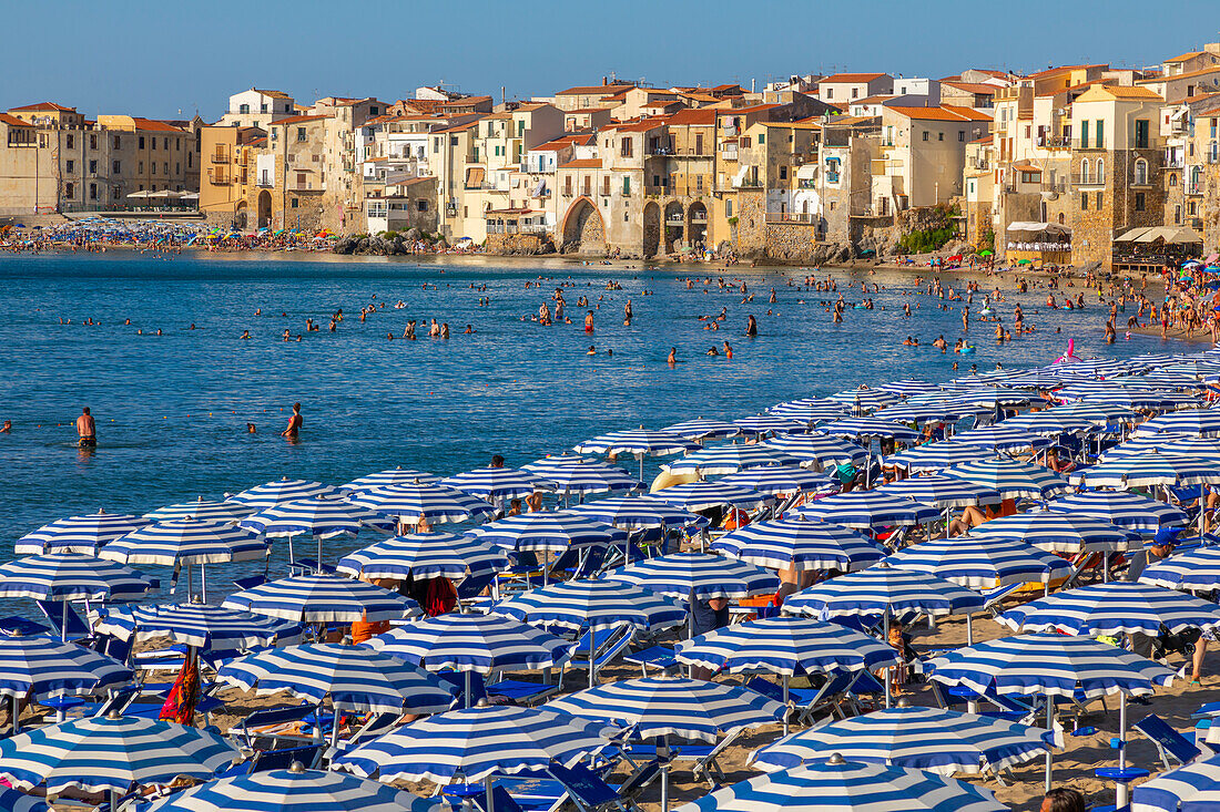 Liegestühle, Sonnenschirme, Strand Lungomare, Cefalu, Provinz Palermo, Sizilien, Italien, Mittelmeer, Europa