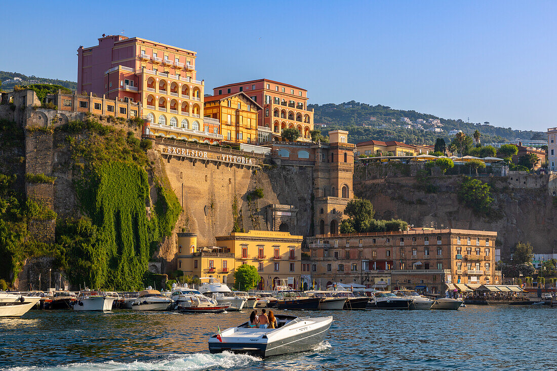 Speeding pleasure boat, Excelsior Vittoria Hotel, Sorrento, Bay of Naples, Campania, Italy, Mediterranean, Europe
