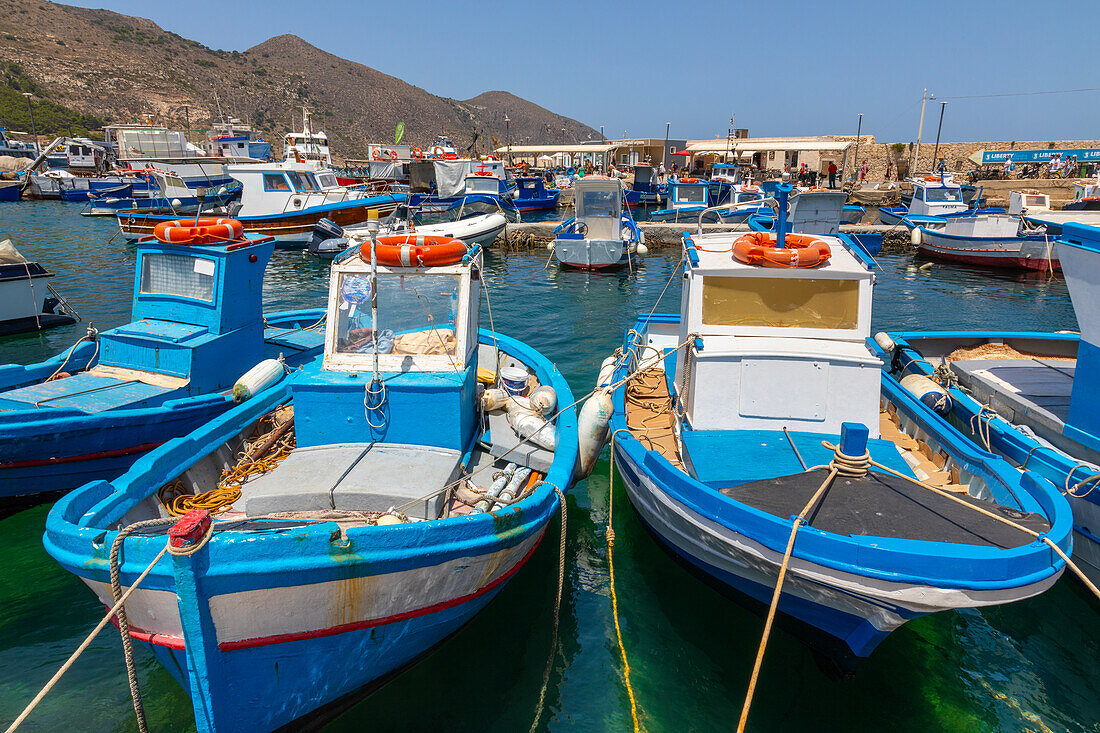 Fischerboote, Favignana, Ägadische Inseln, Provinz Trapani, Sizilien, Italien, Mittelmeer, Europa