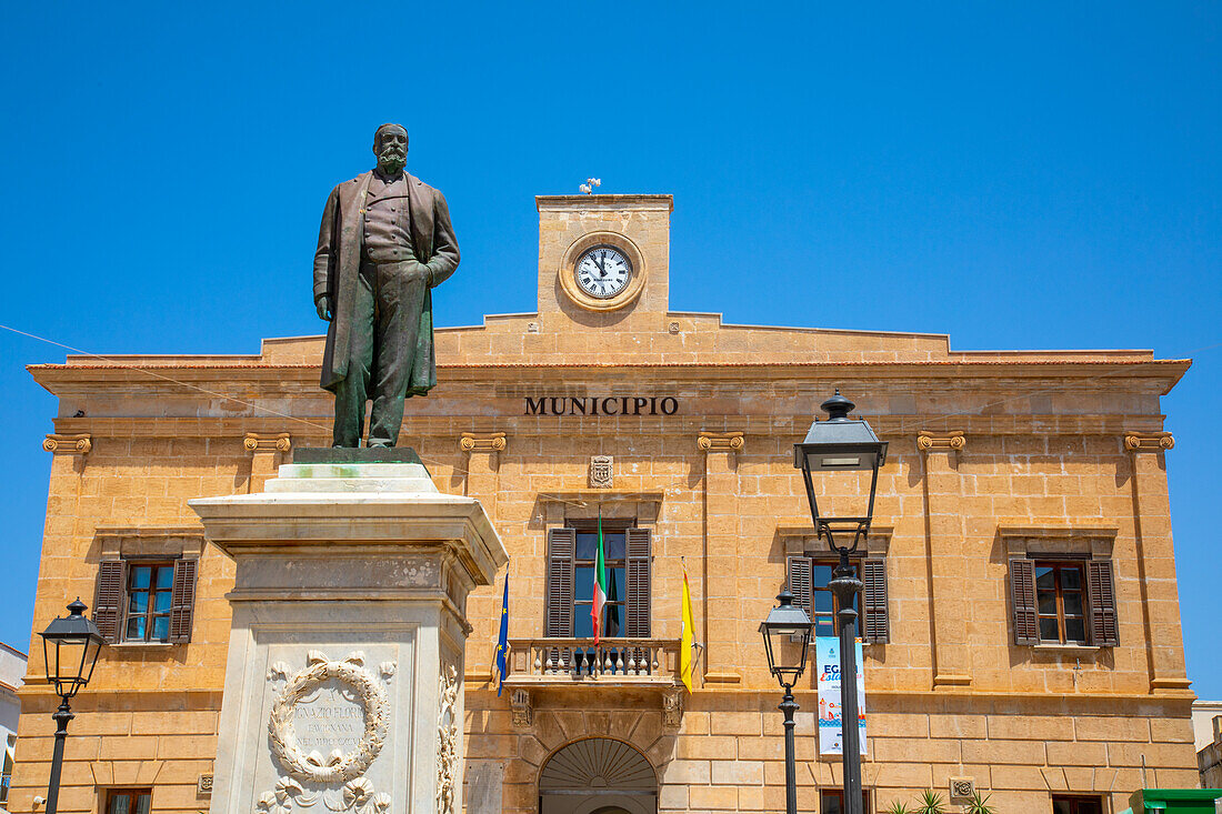 Ignazio Florio-Denkmal, Piazza Europa, Favignana, Ägadische Inseln, Provinz Trapani, Sizilien, Italien, Mittelmeer, Europa