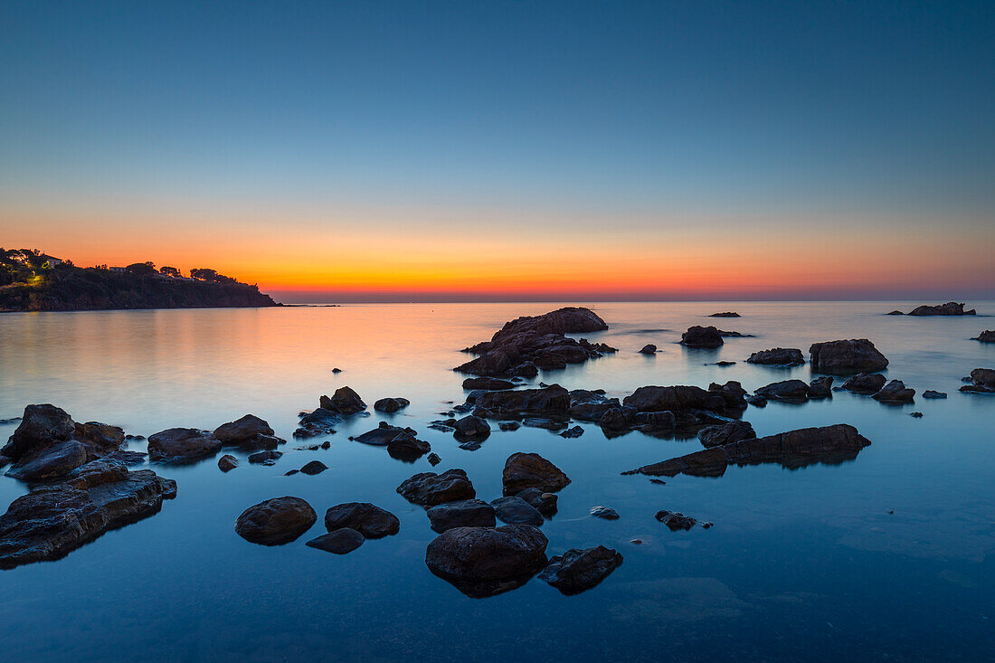 Zerklüftete Küstenlinie bei Cefalu in der Abenddämmerung, Provinz Palermo, Sizilien, Italien, Mittelmeer, Europa