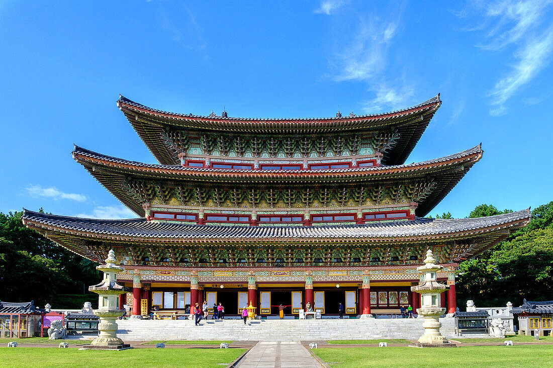 Yakcheonsa Buddhist Temple, 30 meters high, spanning 3305 square meters, the largest temple in Asia, Jeju Island, South Korea, Asia