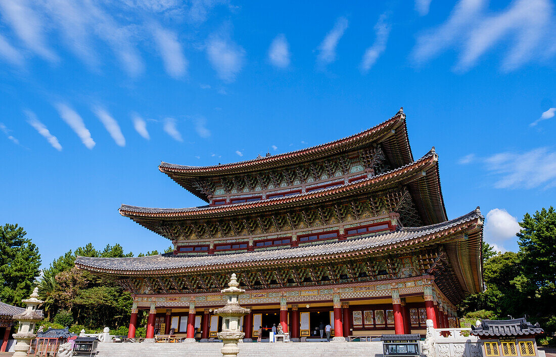 Buddhistischer Tempel Yakcheonsa, 30 Meter hoch, 3305 Quadratmeter groß, der größte Tempel in Asien, Insel Jeju, Südkorea, Asien