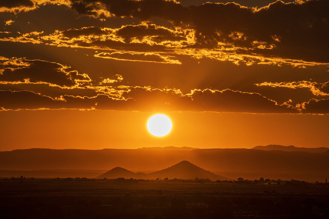 Usa, New Mexico, Santa Fe, Sonnenuntergang über der Hochwüste