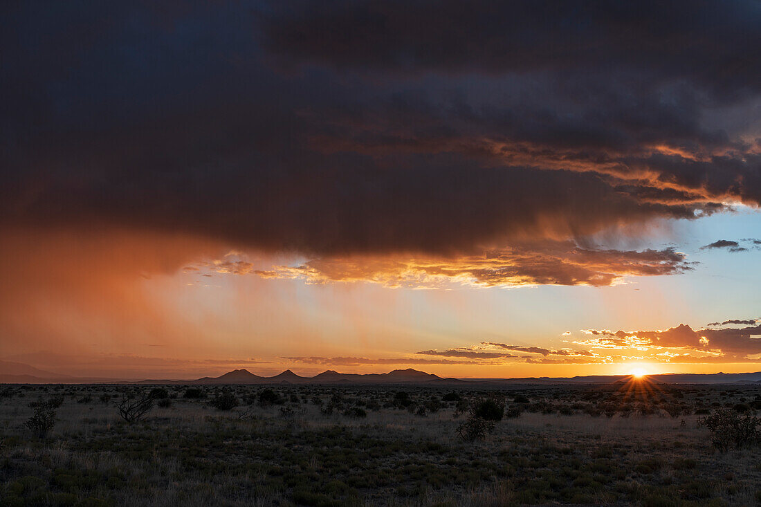 Usa, New Mexico, Santa Fe, Sturm und Regen über den Cerrillos Hills bei Sonnenuntergang