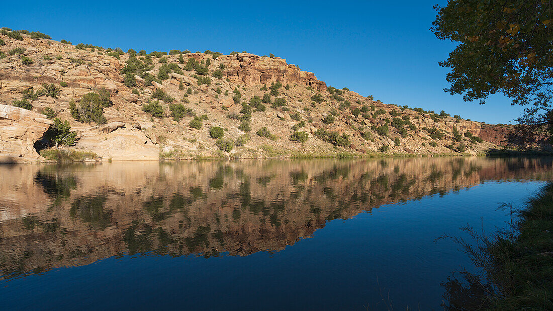 Usa, New Mexico, Abiquiu, Rio Chama, Hügel spiegeln sich im Chama-Fluss