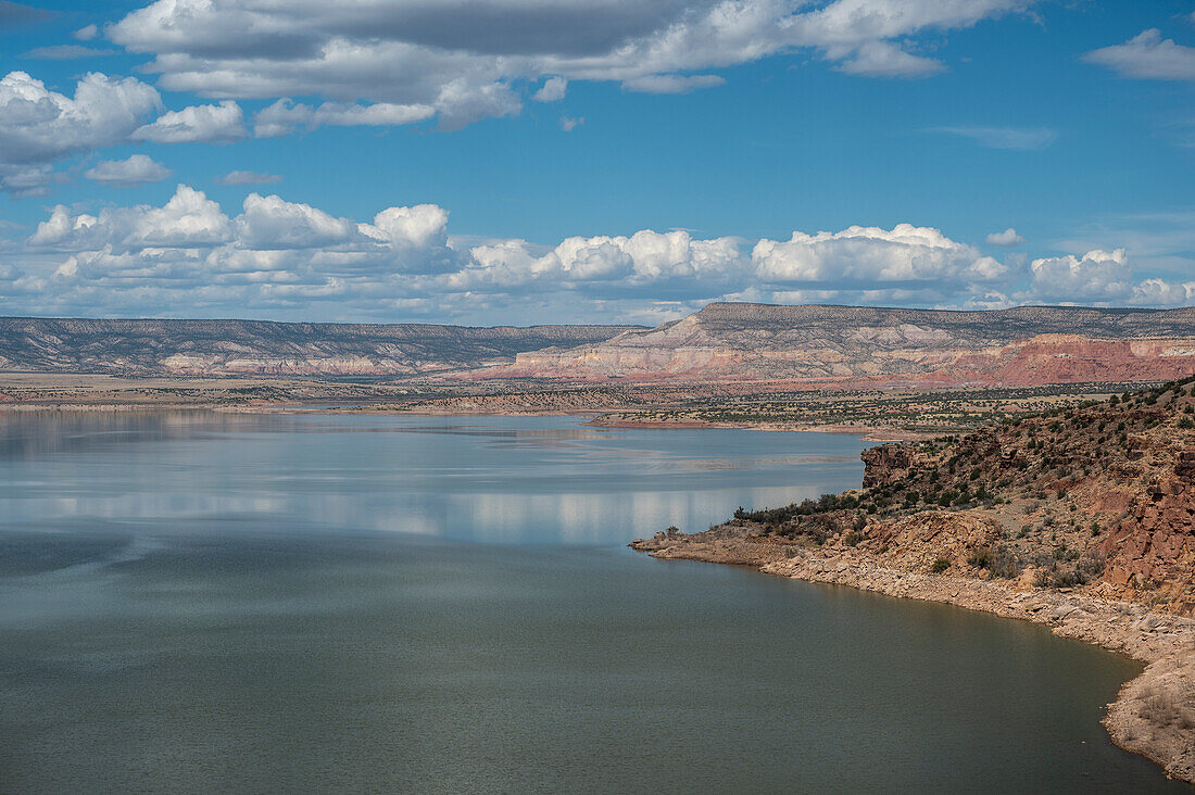 Usa, New Mexico, Abiquiu, Landschaft mit Abiquiu-See