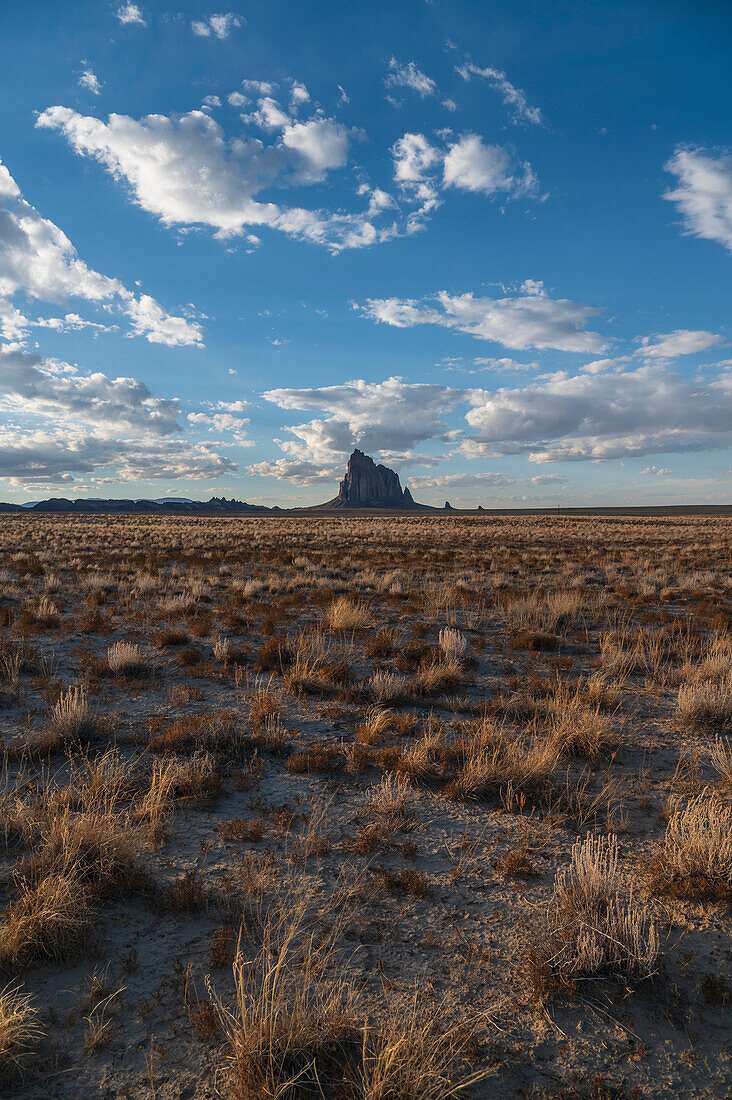 Usa, New Mexico, Shiprock, Wolken über Wüstenlandschaft mit Shiprock