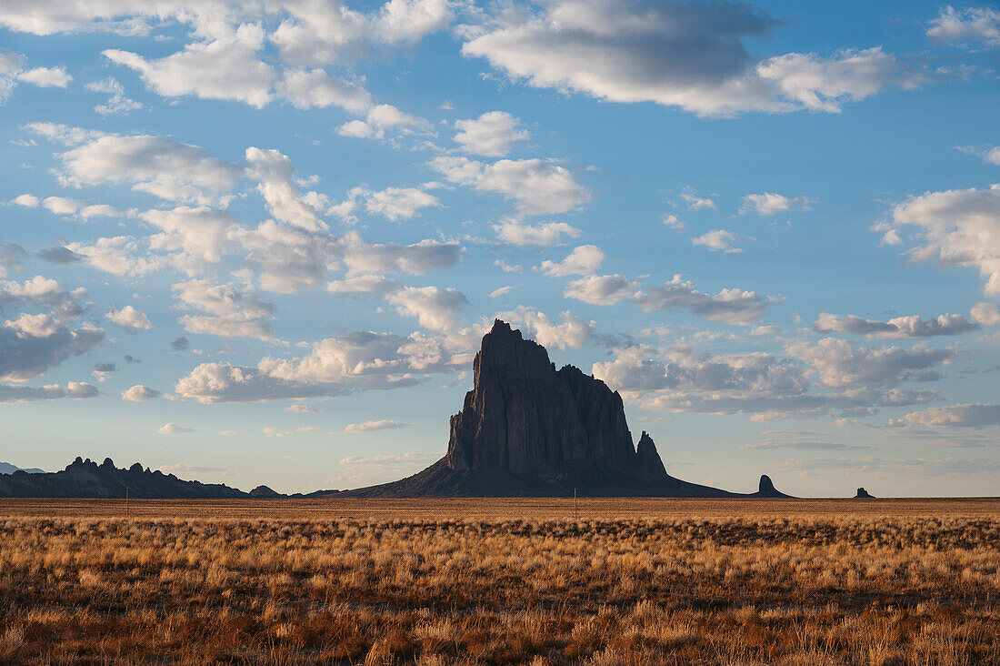 Usa, New Mexico, Shiprock, Wolken über Wüstenlandschaft mit Shiprock