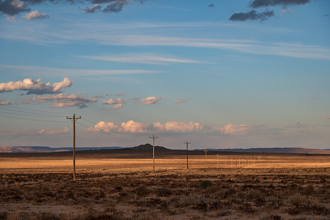 Usa, New Mexico, Shiprock, Strommasten in der Hochwüste