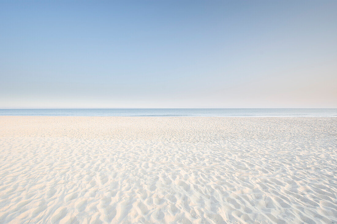 USA, MA, Nantucket Island, Leerer Surfside Beach